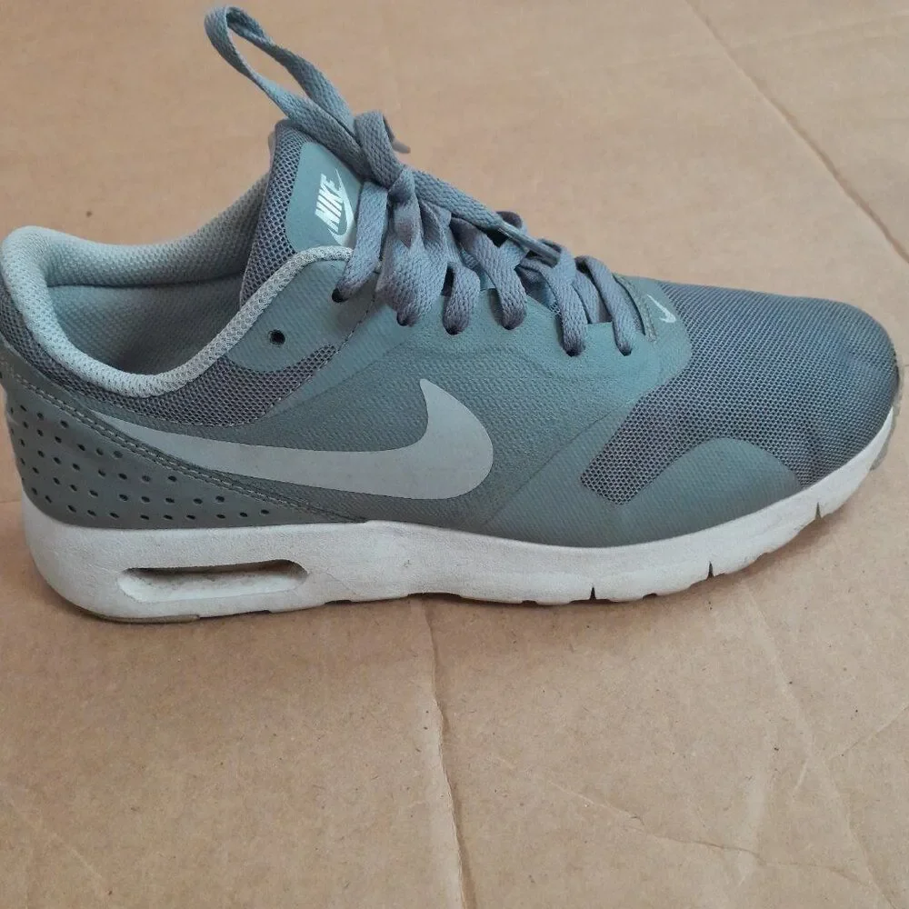 Nike Women’s Air Max Tavas 814443-002 Gray Running Shoes Sneakers Size 5.5